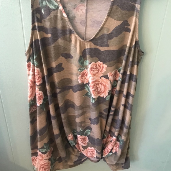 Camofloral size knot cut out tank - Picture 2 of 8